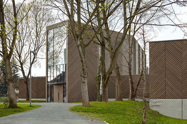 Immanuel Church in Cologne, Germany by Sauerbruch Hutton. Photo: Margot Gottschling.