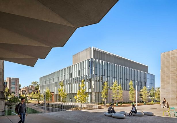 Weil Hall’s glass exterior creates a rich dialogue with the color, form, and proportions of five earlier buildings of the Sam Fox School. © Peter Aaron
