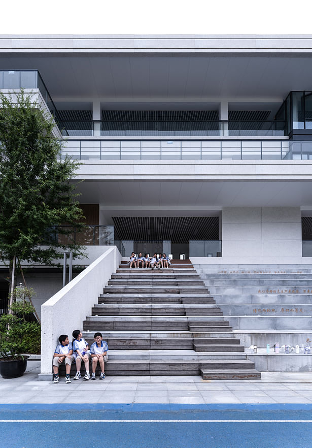 Photographer records, students' joyful moments