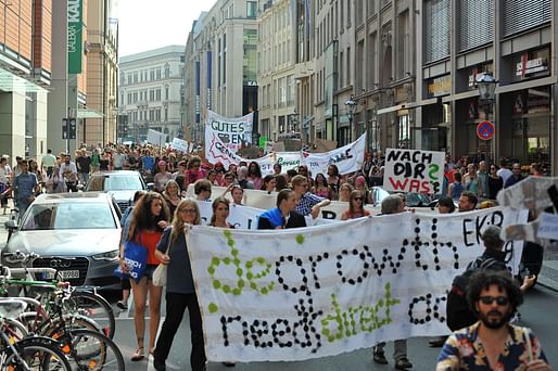 A demonstration at the end of the 4th International Conference on Degrowth, Leipzig, 2014. Image <a href="https://fr.m.wikipedia.org/wiki/Fichier:Degrowth-2014-leipzig-demonstration-3-klimagerechtigkeit-leipzig.jpg">courtesy of Wikimedia Commons user danyonited. (CC BY-SA 3.0 DE)</a>.