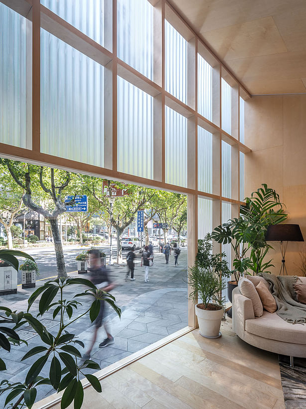 The facade of the window meets the partial visibility in order to attract pedestrians-1