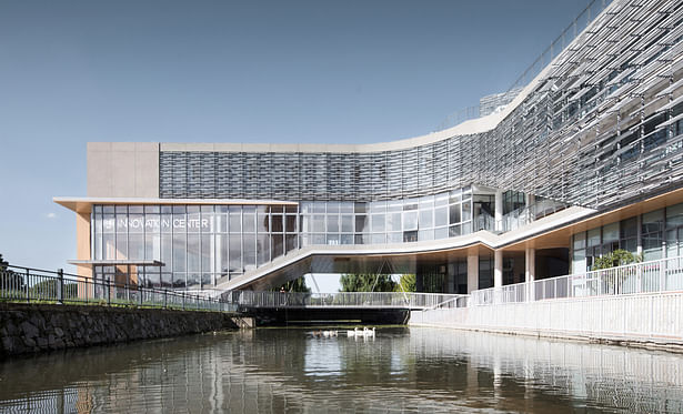 The new building promotes the connectivity between both sides of the river. (photo by Lian He)