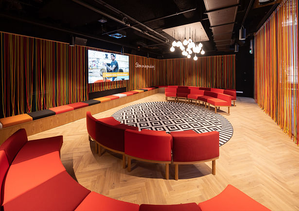 The StemmingMakerij (DialogueLab) is for people who want to make their voices heard. In this enclosed space, there is room for sixty people during meet-ups, shake-ups, presentations or workshops.