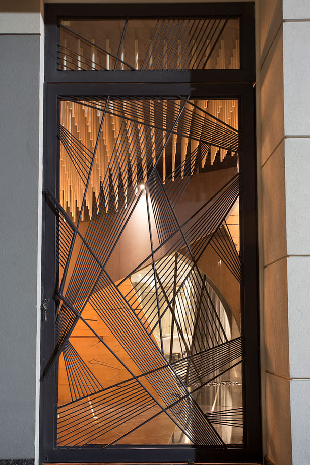 The design of the entrance door reflects the interiors, following a similar language