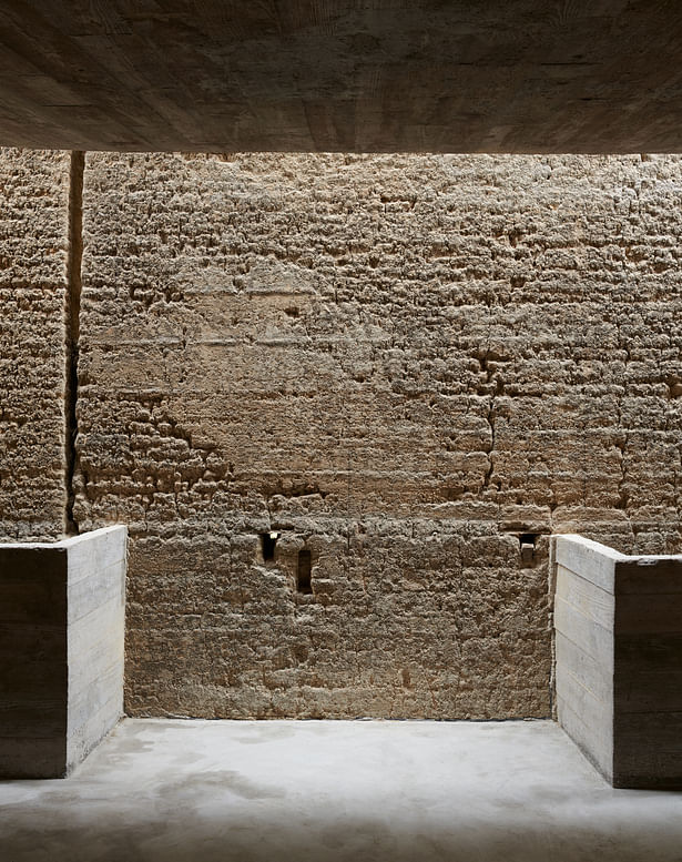 Rammed earth wall under the light and shadow ©CHEN Hao