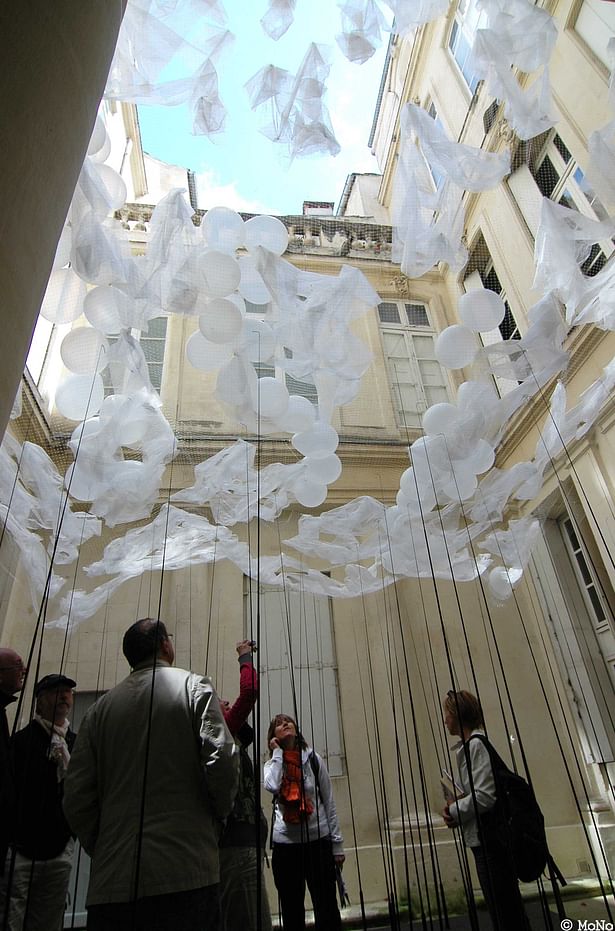 people walking around inside of the installation art (photo MoNo)