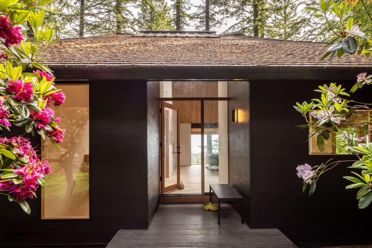 そらもこハウス SHED Revives a Mid-Century Modern House in Portland