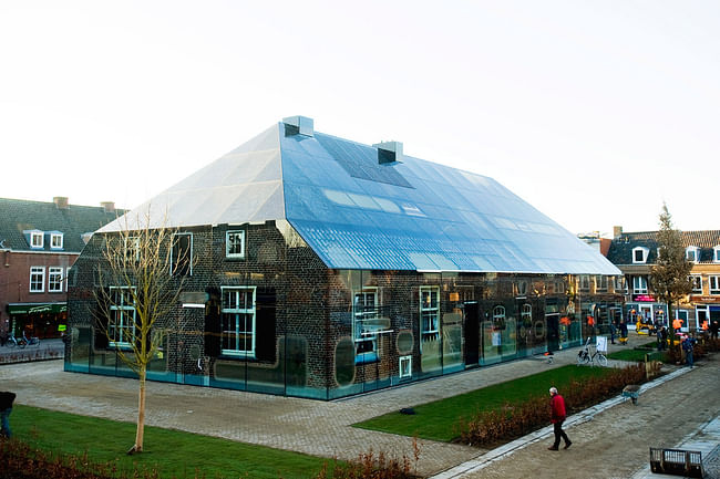 The facade consists of 1008 printed glass panels (Photo: Persbureau van Eijndhoven)