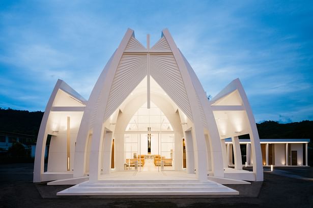 Facade with Samui's twilight background. photo crt :Peerapat Wimolrungkarat © JUTI architects