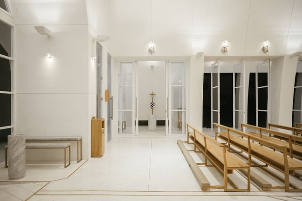 View from prayer hall to baptistery area. photo crt :Peerapat Wimolrungkarat © JUTI architects
