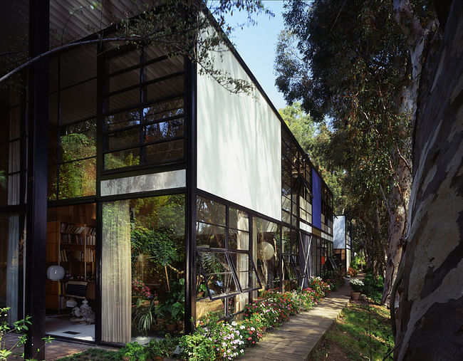 Exterior, Eames House. Patio, walkway. Photograph by Timothy Street-Porter, © 2014 Eames Office, LLC (eamesoffice.com)