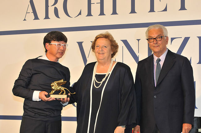 Golden Lion for the Japanese Pavilion in the category Best National Participation (from left): Toyo Ito, Commissioner; Annamaria Cancellieri, Minister of the Interior; Paolo Baratta, President of la Biennale di Venezia (Photo: Giorgio Zucchiatti)