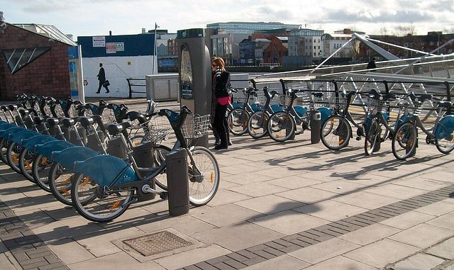 A 'Dublin Bikes' station on the Custom House Quay. Credit: Wikipedia