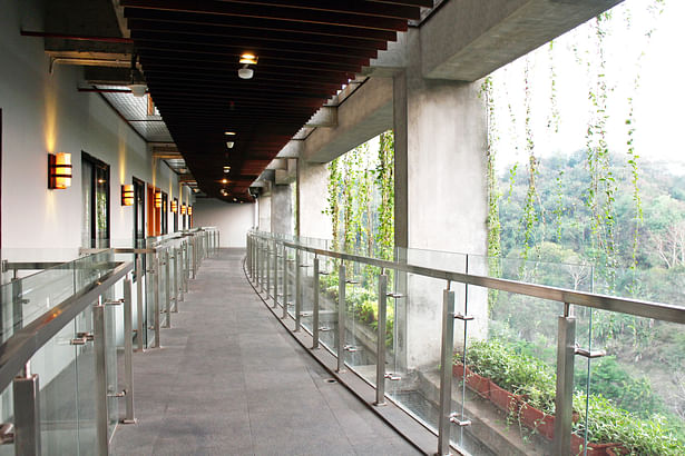 Oaktree Emerald Hotel Open Corridor