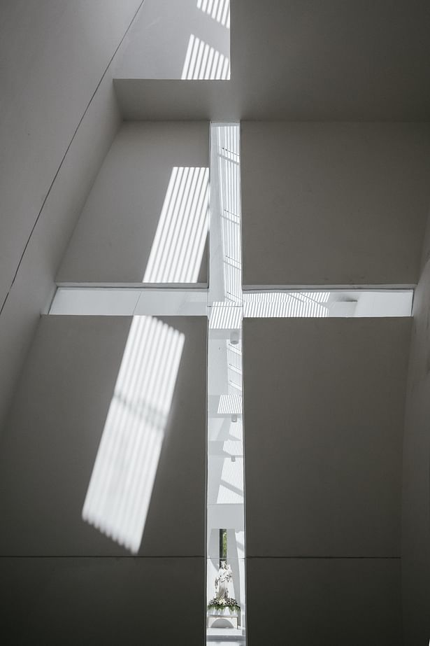 Void of cross from baptistery area to St. Mary. photo crt :Peerapat Wimolrungkarat © JUTI architects 