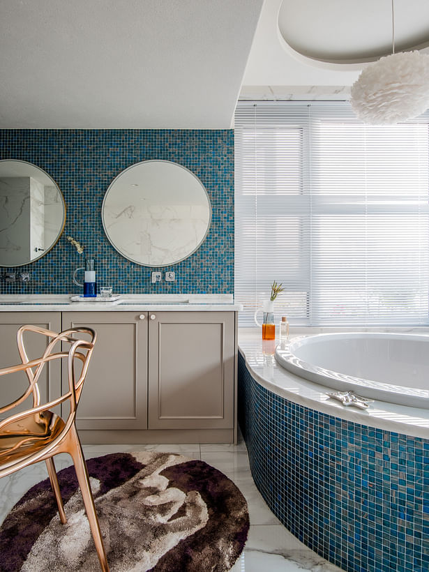 After the renovation of the bathroom, dramatic changes have taken place. The dark shade turned into a 180-degree straightaway sun shot. The blue mosaic tiles with white blinds welcomes the morning sunshine, and wakes up the hosts to meet the beauty of a new day.