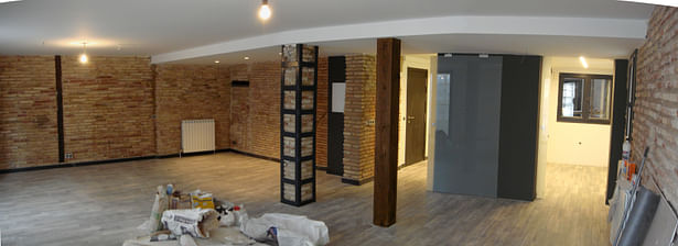 Living room, with the hall and the kitchen entrance