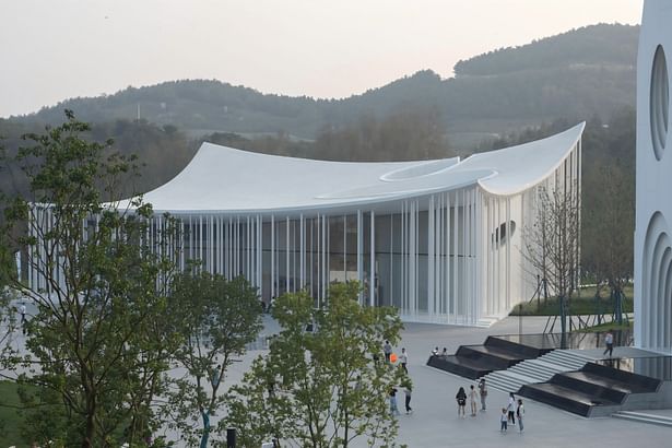 the roof offers panoramic views connecting distant mountains, forests, and the sky©Photographer：Liangwenjun