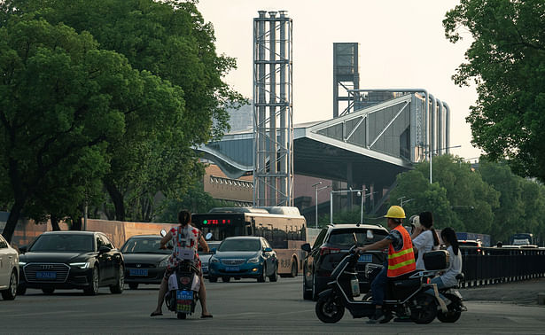 Busy road on the north side of the building © 李逸