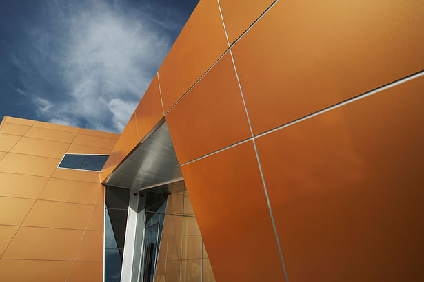 The surface of the building is covered with copper composite aluminum sheet, which is the color of crystallized silica sand which is the main raw material for the research of the organization.