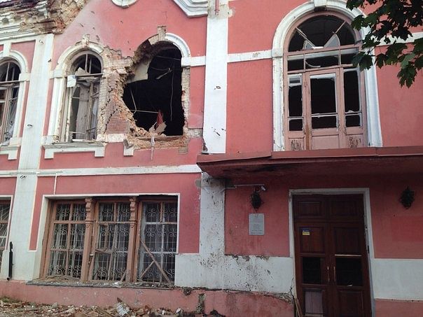 A shell damaged the Museum of History and Culture in Luhansk, housed in a historic 19th-century building. Image via theartnewspaper.com