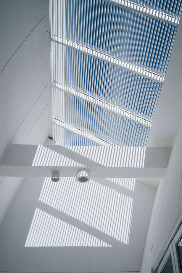 Shade play between curve wall and louver shadow. photo crt :Peerapat Wimolrungkarat © JUTI architects 