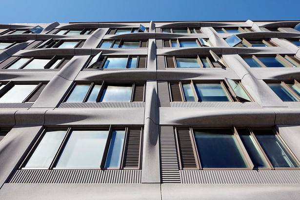 The all-electric LEED Gold buildings feature a lightweight, glass-fiber-reinforced concrete (GFRC) facade composed of rippling panels carefully tuned to shade and modulate solar heat gain without sacrificing natural light or views. | © Bruce Damonte