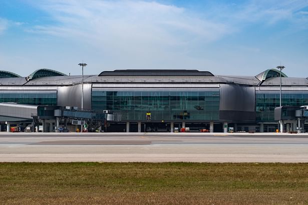 The design of the Midfield Concourse architecturally respects and complements the existing Terminal 1.