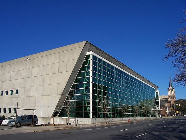 The Assembly Street face of the Richland County Public Library's Main Library in Columbia, South Carolina designed by designed by architect Eugene Aubry. Photo by Abductive via Wikimedia Commons CCO 1.0