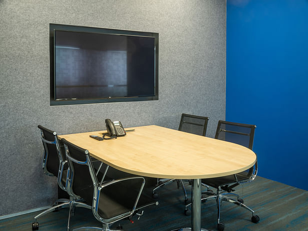 Nutanix corporate office design by Space Matrix - Meeting room in blue