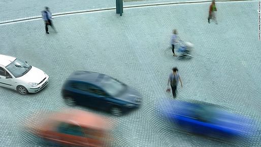 Many pilot projects in Europe and the Australian continent show how the absence of traffic signals, signs and curbs can desegregate different modes of transportation, humanize a city center, and reduce the number of road accidents. (Image via cnn.com)