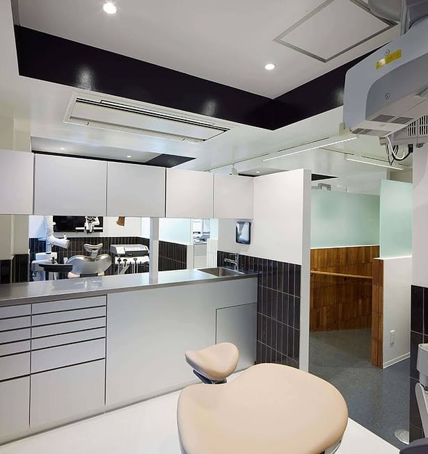 The narrow pass-through cabinets also act as a wall between operation units which also has enough space to accommodate a shared working space underneath