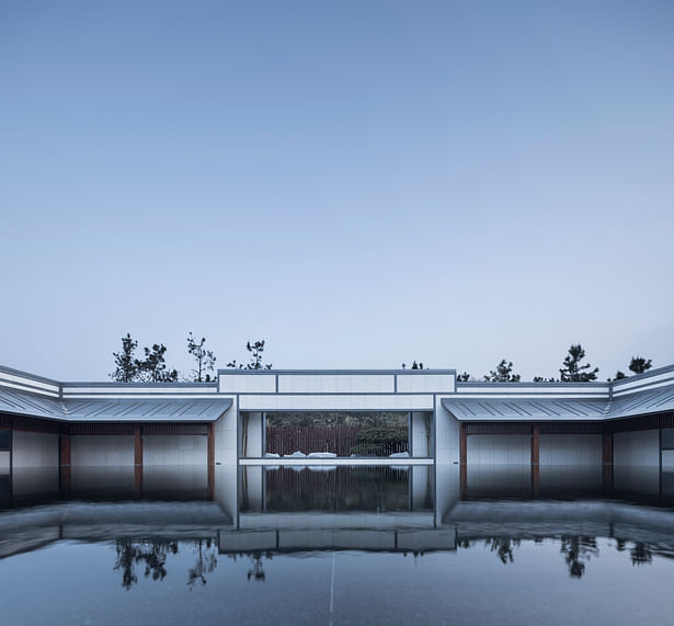 The purity and elegance of the courtyard is mirrored by the vibrancy of the outside ©YAO Li