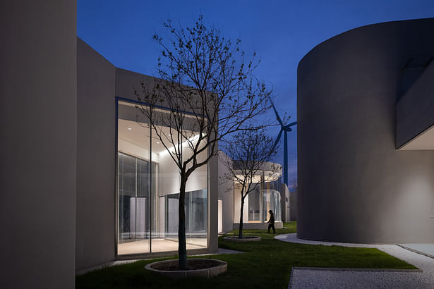 The courtyard provides space for leisure activities © Shengliang SU