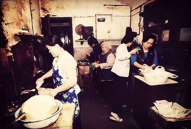 Five families share a kitchen in 2015 ©internet