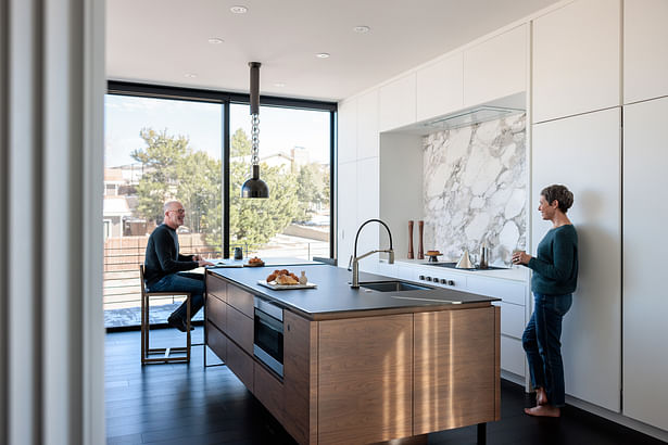 There is no shortage of smart storage and versatility in this space! The custom 2 sided breakfast table is the perfect spot to enjoy breakfast together with a view. © David Lauer Photography