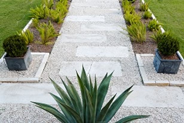 Frontyard - Gravel path