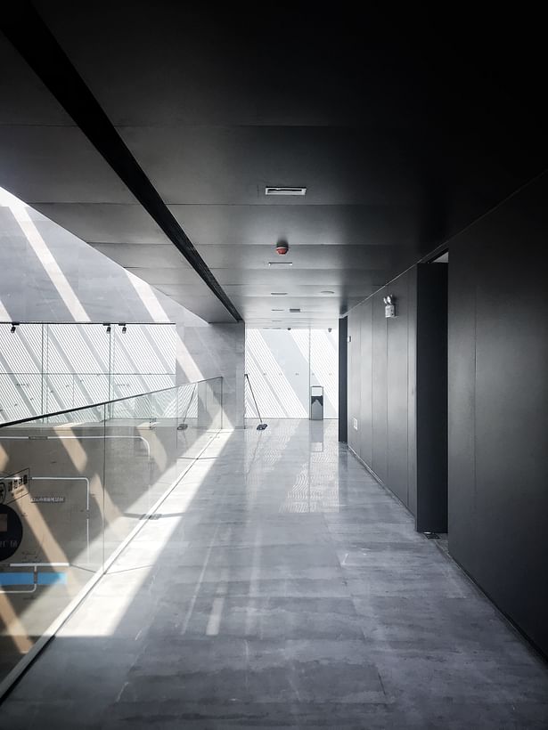 Atrium Second Floor Corridor. Image © Jian Peng