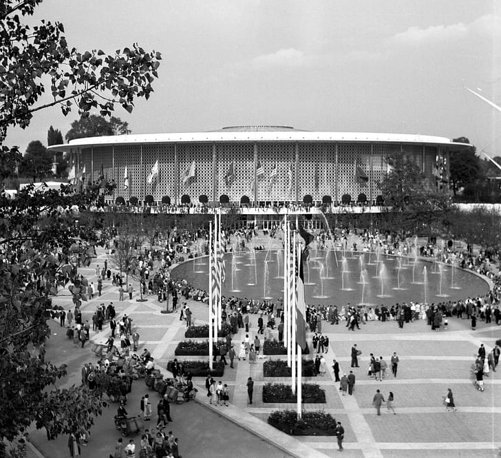 View of Edward Durell Stone's designs for the 1958 US Pavilion at the World's Fair in Brussels. Image courtesy of Wikimedia user Wouter Hagens. 