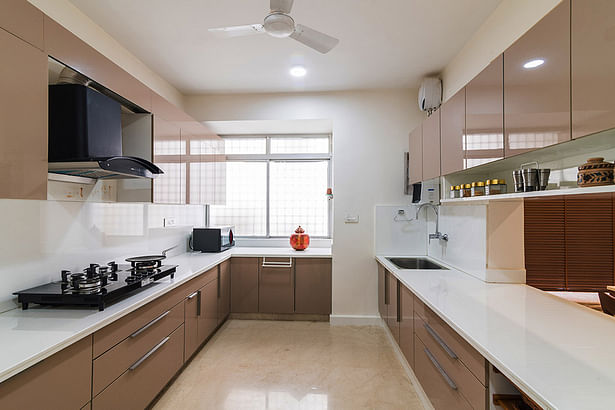 Seamless White Kitchen Counter top to make it Bigger and Brighter