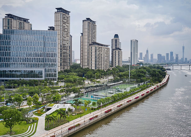 The Public Service Center and Sports Park faces the Pearl River.And they are backed by Poly Building, InterContinental Hotel,residential and other dense urban buildings.