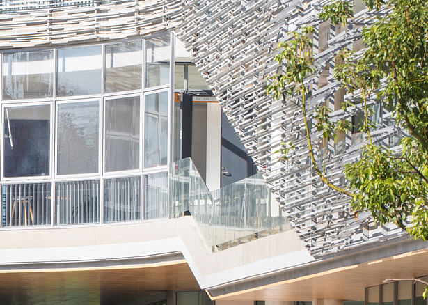 'Ripple louvers' facade detail. (photo by Lian He)