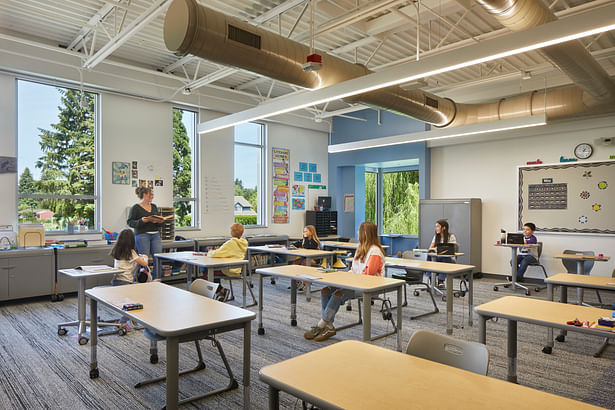 Each classroom offers abundant daylighting. The blue push-out space in the corner of the classroom is equipped with a plush bean bag and myriad tools for decompression and/or self-reflection. © Benjamin Benschneider