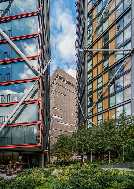The Tate Modern's Herzog & de Meuron-designed Blavatnik Building (with its 10th-floor viewing platform) flanked by glass towers of the neighboring Neo Bankside residential development. Photo: Maciek Lulko/Flickr