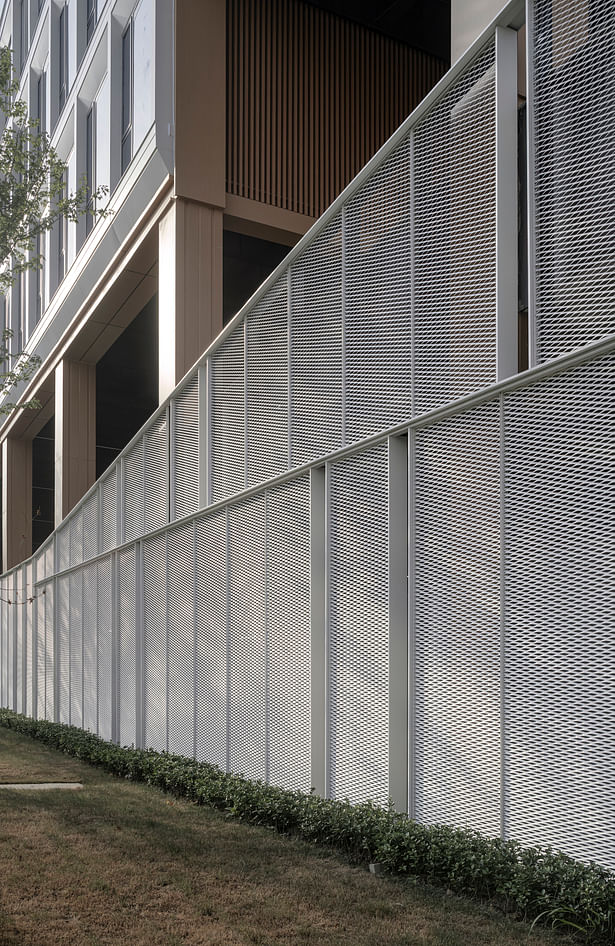 garage façade in the shadow of the shady trees ©YAO Li