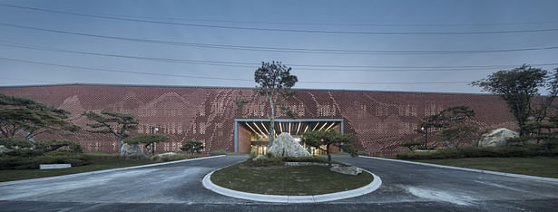 South elevation adjacent to the No. 320 national highway linearly ©Yao Li