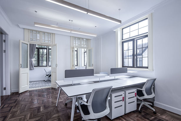 The windows are visible from all desks so everyone can enjoy the view and sunlight.