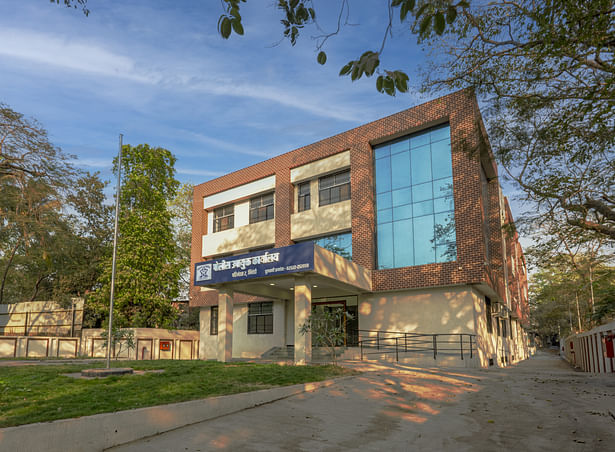 DCP Office, Bhiwandi: Designed keeping administration in mind, this government structure completed in record time was visualised in formal tones that aligns with Maharashtra Police Housing and Welfare. The façade features a brick wall that is optimised in plaster and paint, with glass that breaks the monotone of the massing.