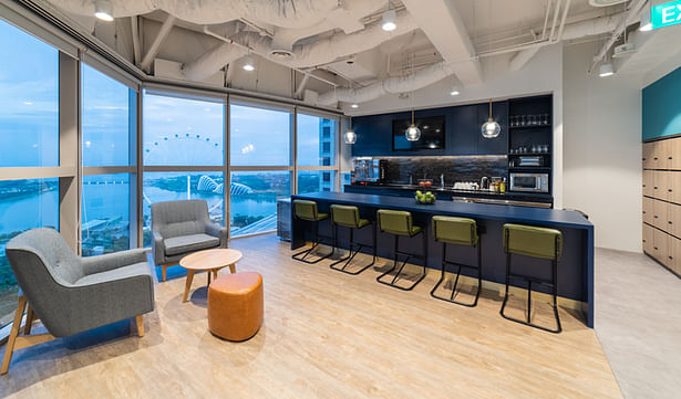 Located along one edge of the office perimeter, this pantry affords gorgeous city views. We made available a variety of seating options here with bar stools and café-like seating clusters, so employees can be comfortable as they relax, enjoy a meal or host client lunches.