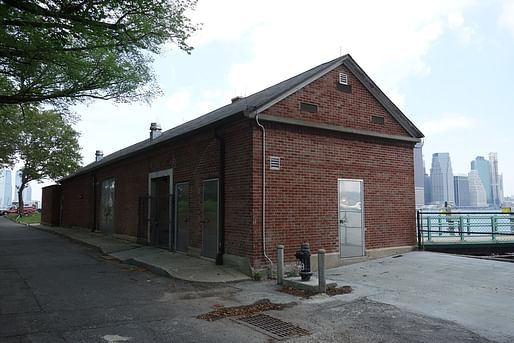 A city-owned building on Governor's Island. Image: Tdorante10/Wikimedia Commons (CC BY-SA 4.0)